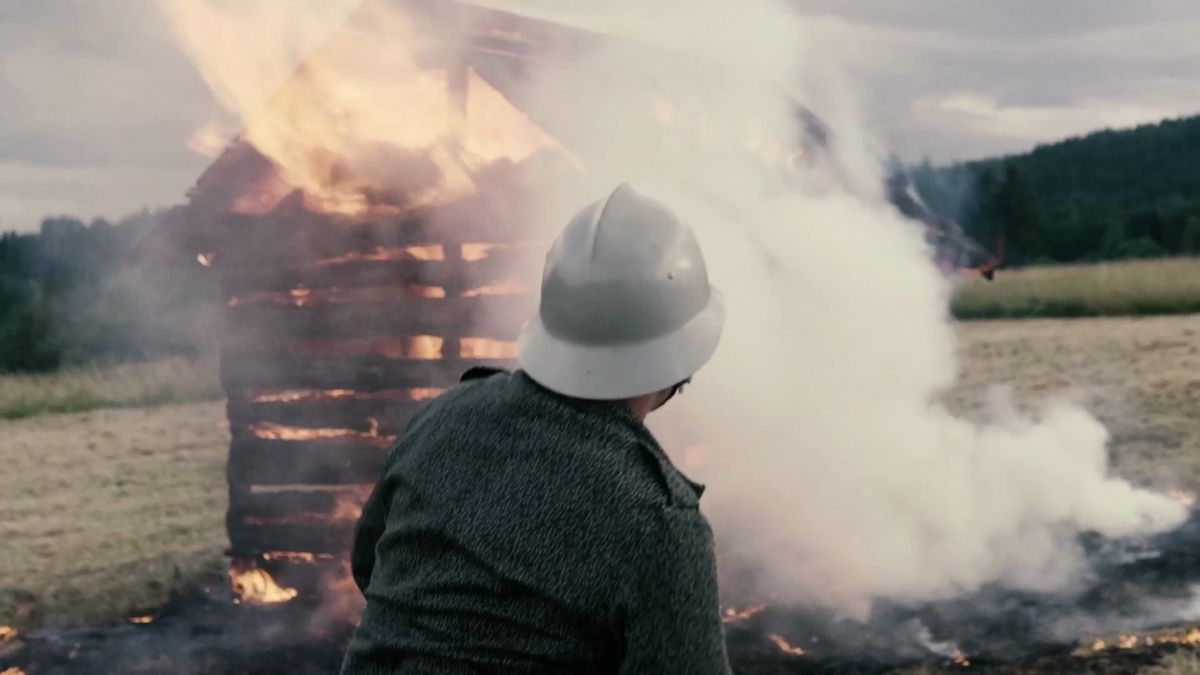 Fragment rekonstrukcji z zabytkową sikawką (kadr z filmu)
