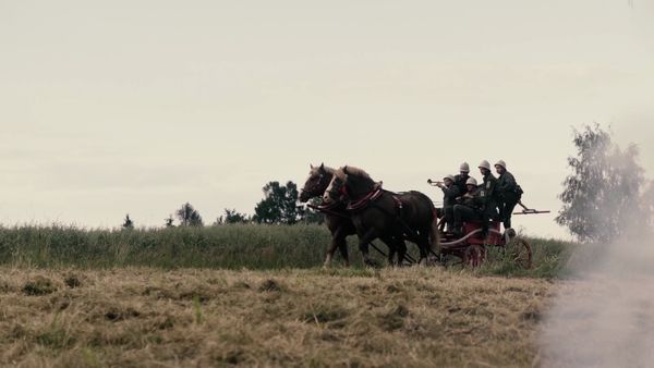 Fragment rekonstrukcji z zabytkową sikawką (kadr z filmu)