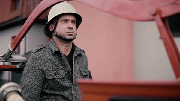 Fragment rekonstrukcji z zabytkową sikawką (kadr z filmu)